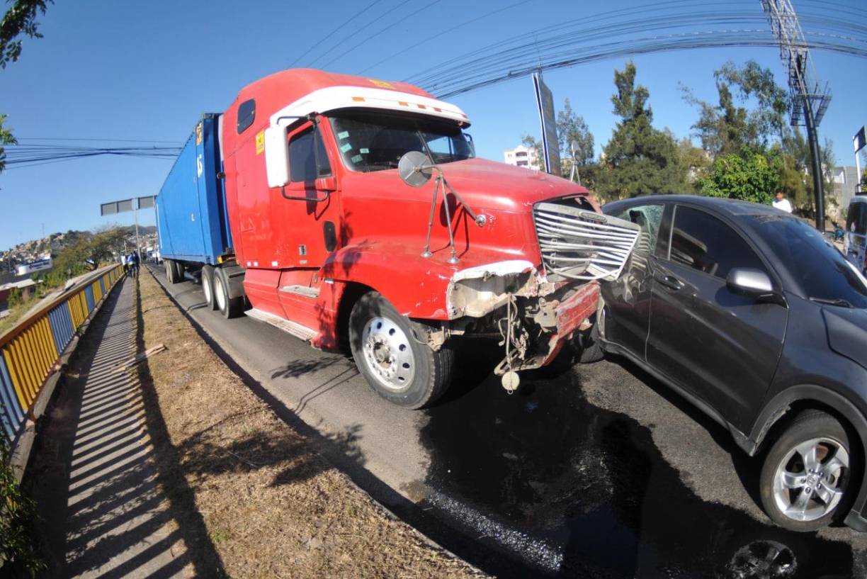 Más de una docena de vehículos fueron chocados por una rastra que perdió el control en el anillo periférico de la capital de Honduras.