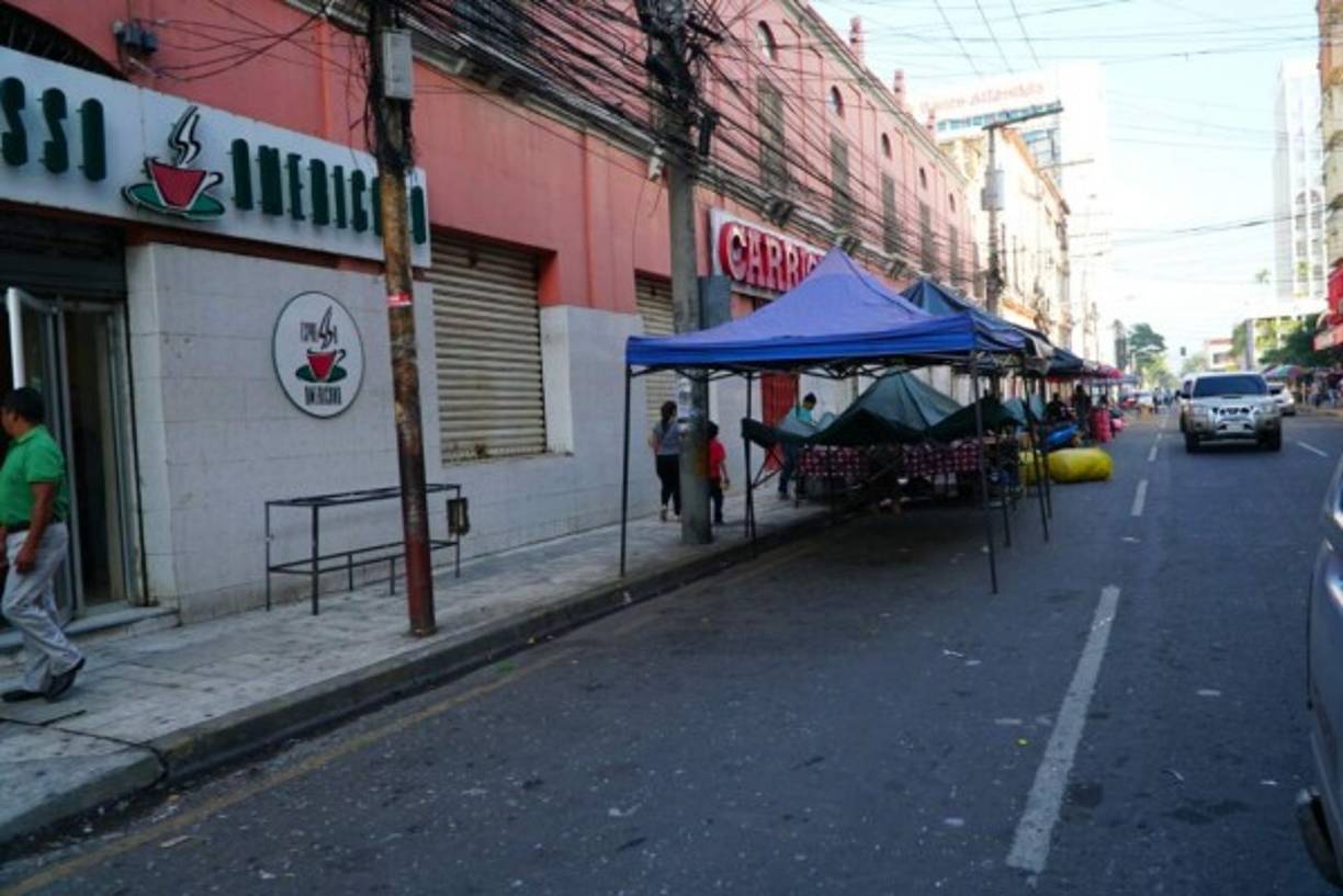 Los vendedores a orilla de calle volvieron a instalar sus puestos.