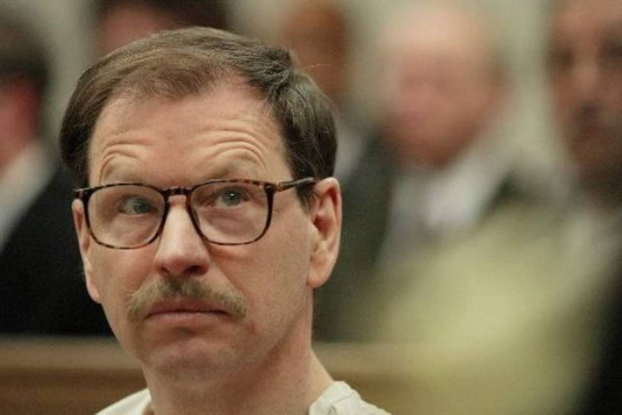El Asesino de Green River”<br/><br/>Gary Ridgway es un asesino en serie estadounidense de mujeres. Se le considera el asesino más prolífico de la historia de ese país. Sus crímenes datan desde 1982 hasta finales de la década de los noventa.<br/>En 2001 fue arrestado luego de que se comprobara su participación en algunas muertes tras exámenes de ADN. Fue condenado por la muerte de 49 mujeres que ejercían la prostitución: aceptó su culpabilidad, pero posteriormente confesó que el número de sus víctimas eran 71. Llevó a la Policía a los diferentes lugares en donde enterró a sus víctimas en los alrededores de Green River, en Salt Lake City, Utah.<br/><br/>El 2003 fue condenado a 49 sentencias consecutivas de cadena perpetua sin derecho a acceder a la libertad condicional. Evitó la pena de muerte al confesar todos sus crímenes, incluyendo algunos que la Policía no le había atribuido en sus investigaciones.
