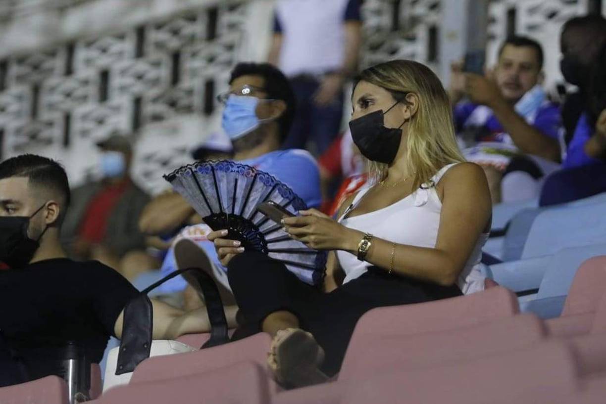 La uruguaya Magali Sanjurjo es la esposa del volante Chavasco del Vida y estuvo atenta a lo ocurrido en el clásico ceibeño.