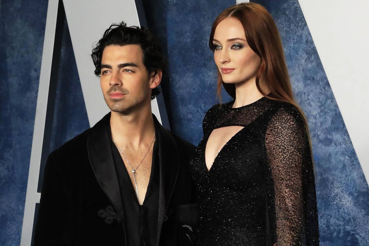 El cantante Joe Jonas y la actriz Sophie Turner protagonizaron, sin duda, una de las separaciones más sonadas de este año. Oficializaron su separación en septiembre de 2023. Ambos procrearon dos hijas. Corrieron rumores de que Jonas estaba molesto porque se encontraba en plena gira de conciertos con sus hermanos y su mujer se encontraba en Europa filmando una película, dejándolo solo a cargo de sus hijas. Hecho que lo tenía abrumado. Aunque inicialmente, se habló de una pleito por la custodia de las niñas, la pareja llegó a un feliz acuerdo de custodia compartida. Sophie ya estrenó nuevo novio, un aristócrata inglés, llamado Peregrine Pearson.