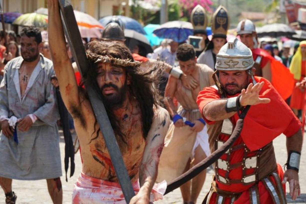 Un grupo de más de cincuenta actores llevan a escena el Vía Crucis, una de las tradiciones religiosas más arraigadas en el mundo cristiano.