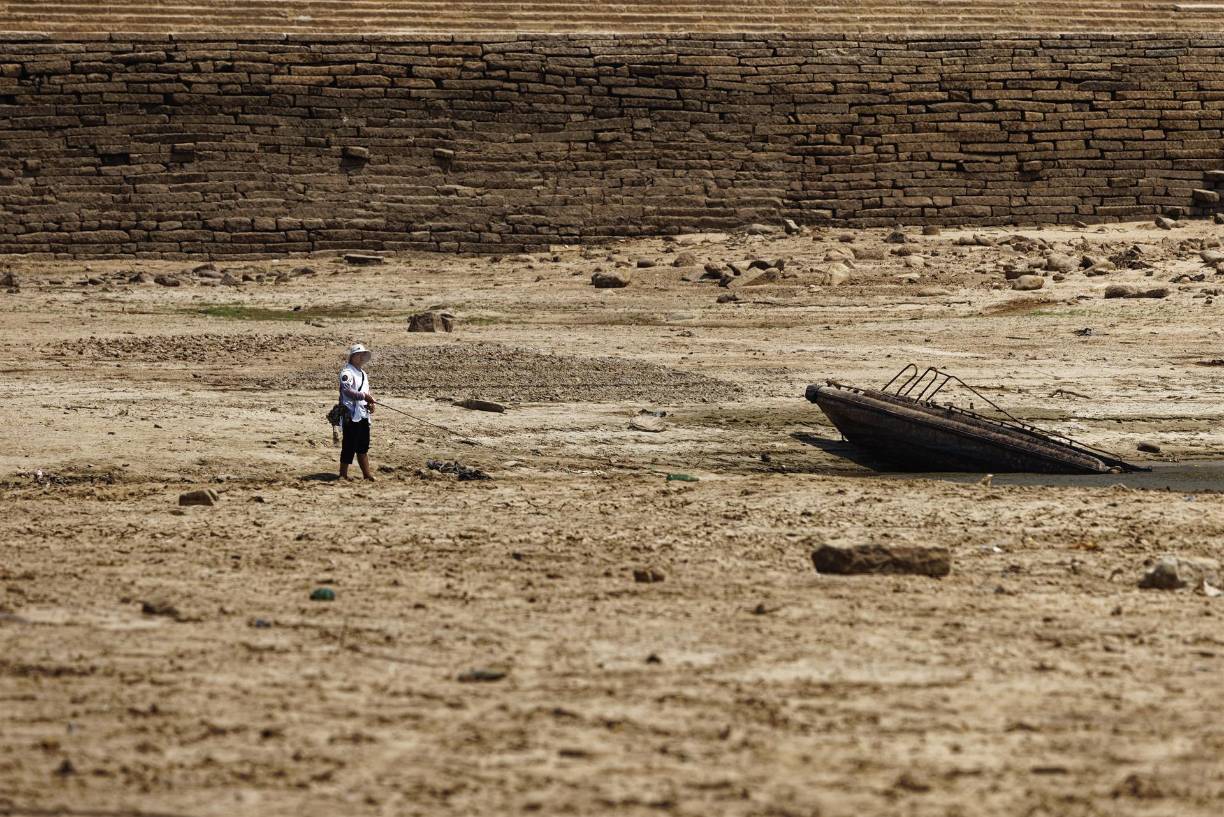 Ante la falta de agua, China intenta provocar lluvias artificialmente lanzando al cielo proyectiles cargados con yoduro de plata, según unas imágenes de la televisión pública CCTV.