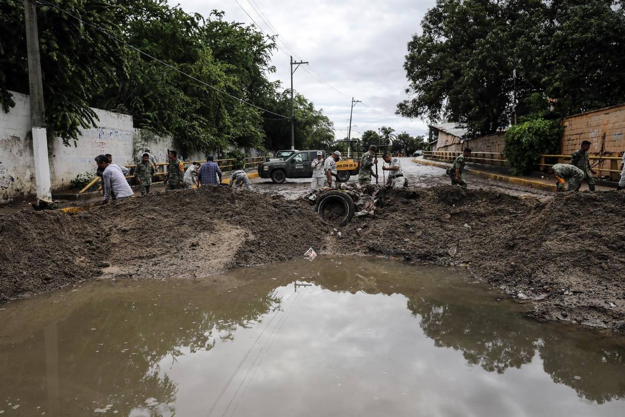 Ocasionaron “encharcamientos en colonias de municipios costeros y caída de árboles”, señaló en Twitter la gobernadora del estado, Evelyn Salgado, basada en reportes de autoridades locales y federales. 
