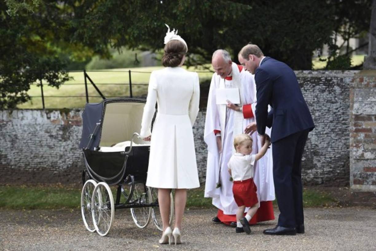 La familia antes de iniciar el bautismo.