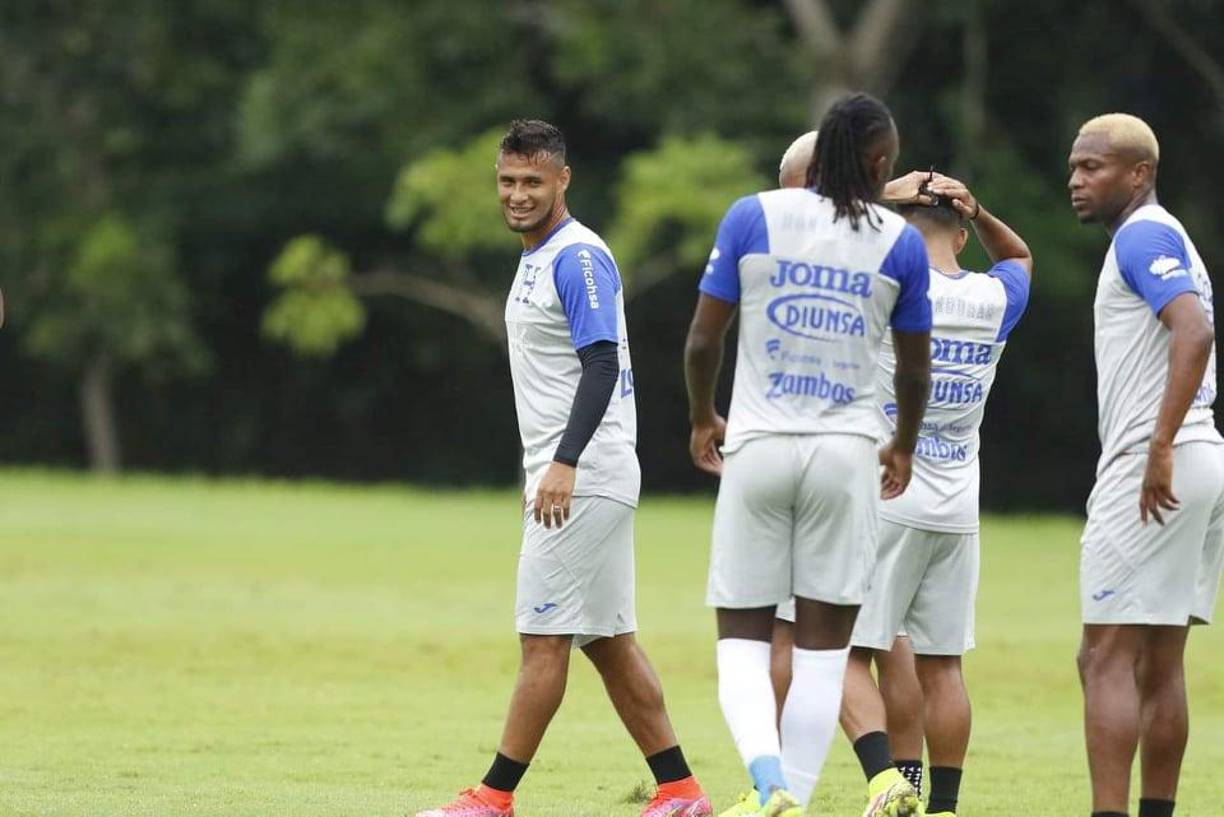 Alex López: El volante del Alajuelense no será 11 titular para el clásico centroamericano. Bolillo Gómez lo manda a la banca.