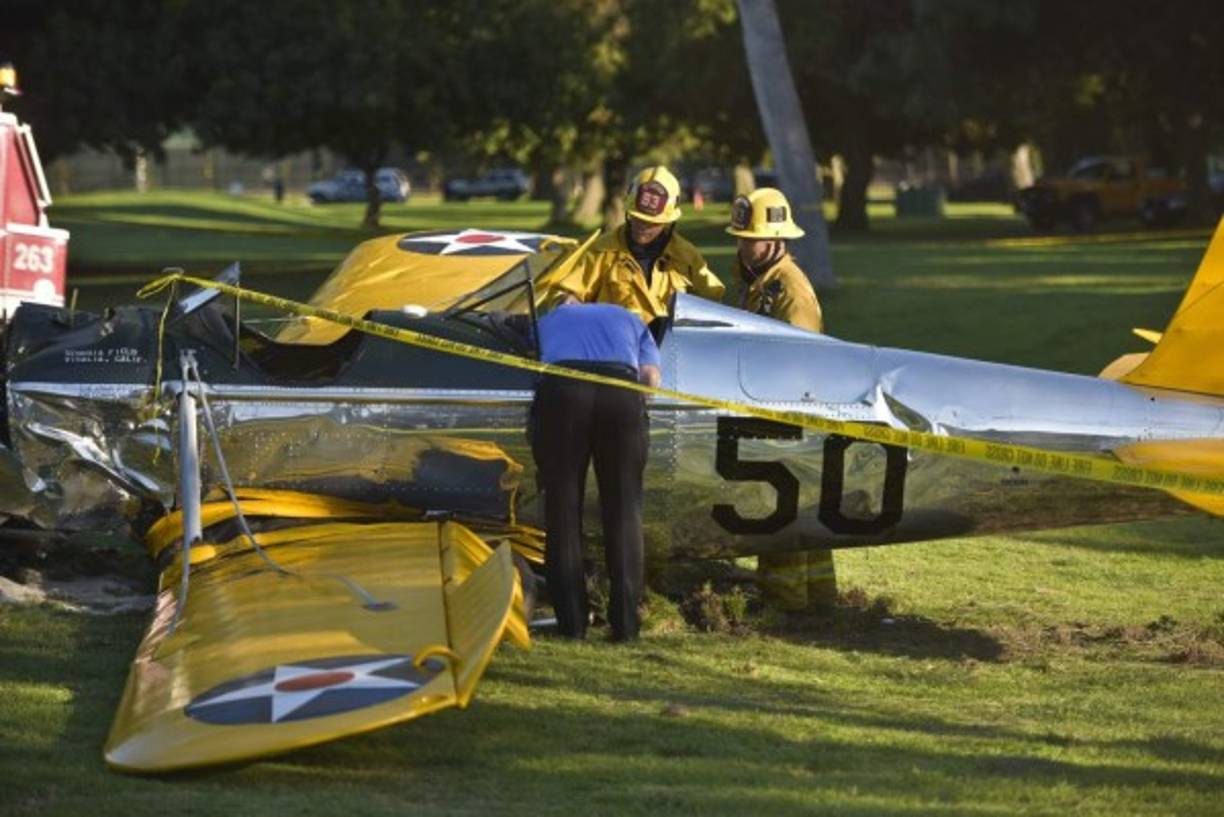 Los bomberos inspeccionan la avioneta en la que se estrelló el actor Harrison Ford.