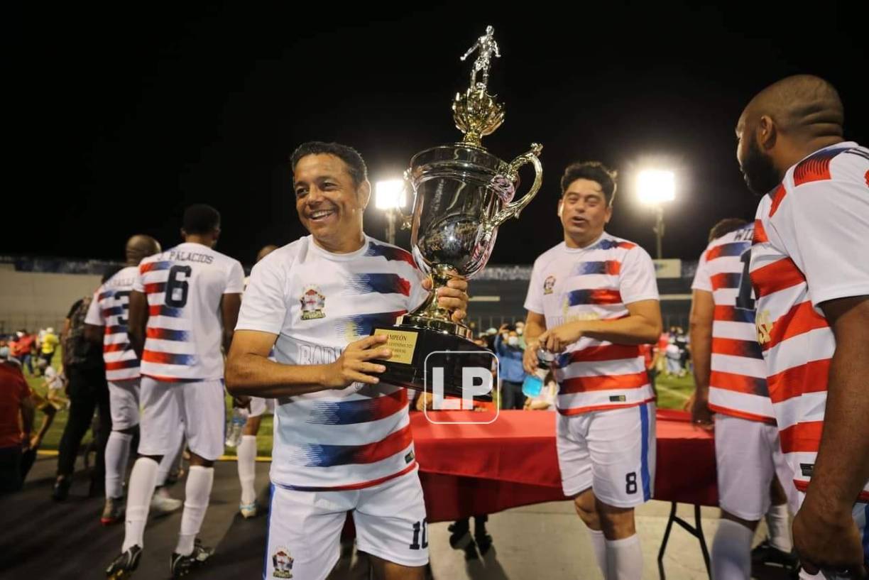 Dani Turcios, muy feliz tras haber ganado el partido benéfico al Motagua.