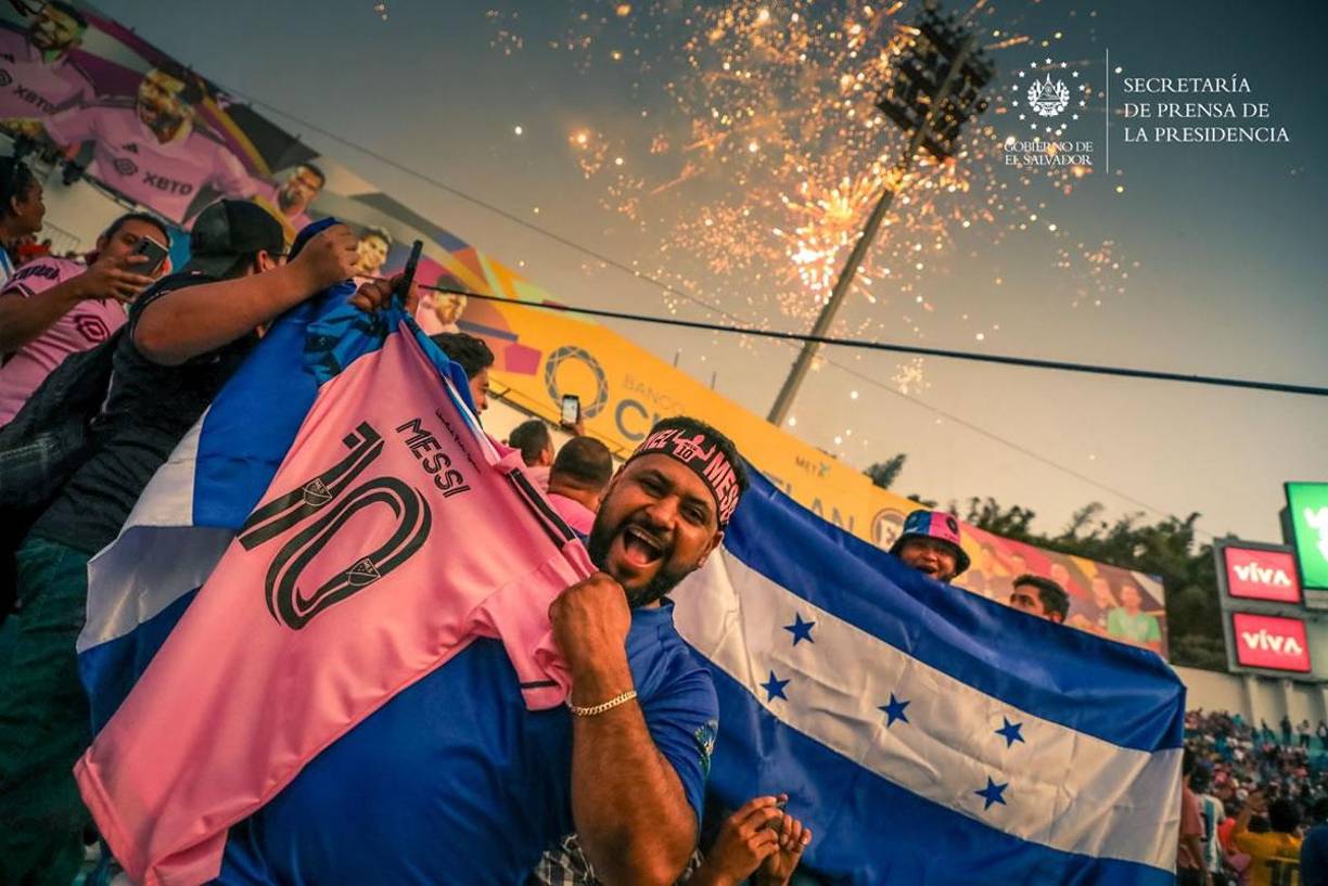 El partido de Messi en El Salvador, abrazo con ‘Mágico’ y le dejaron un recuerdito