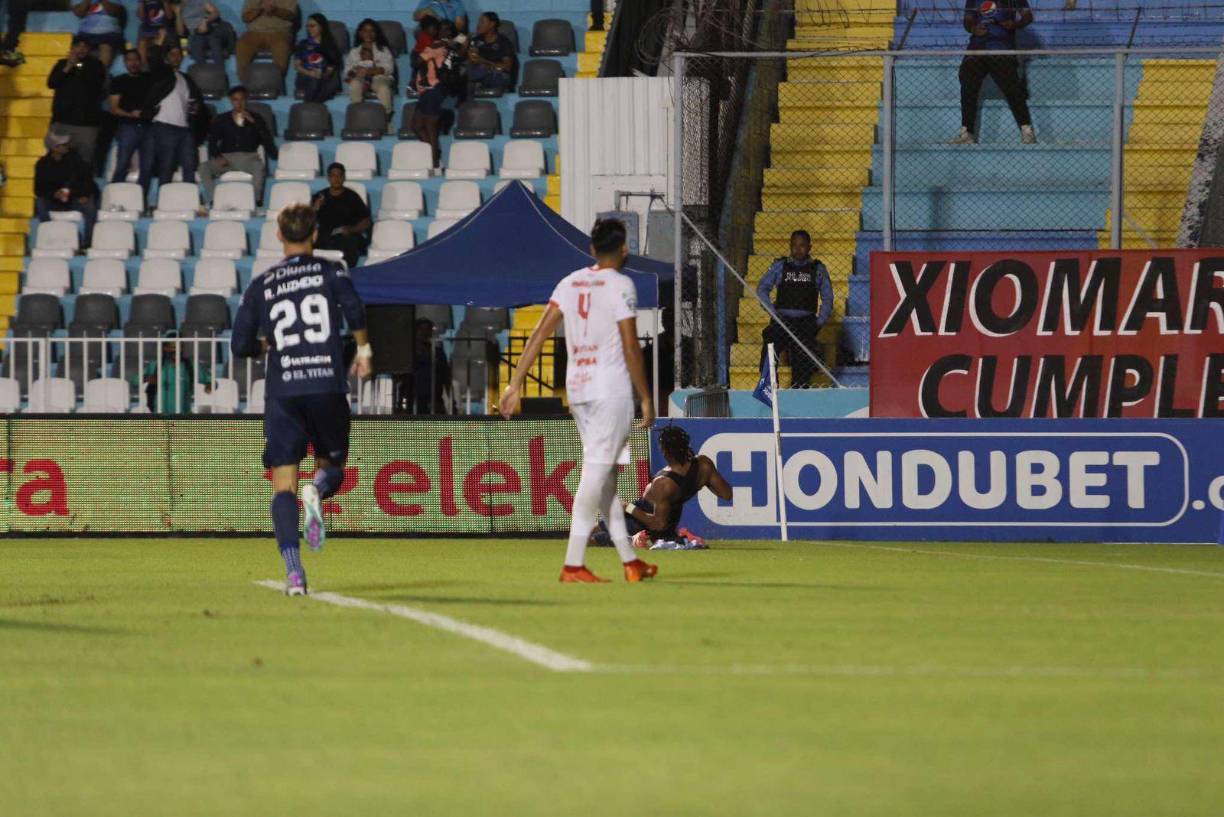 Yeison Mejía aumentó la ventaja de los azules con un tremendo bombazo que venció la meta Aceitera.