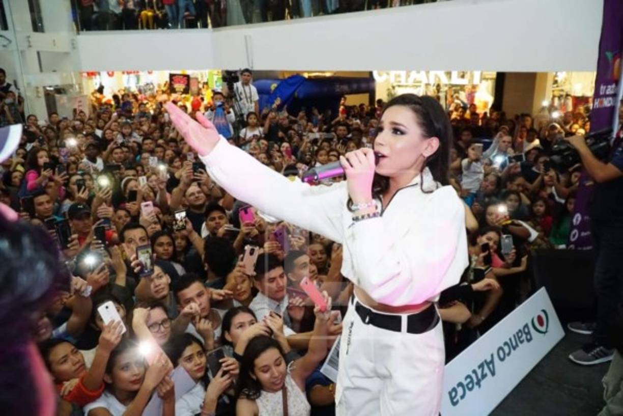 Angie estará en una gira de medios antes de regresar a México, donde ya tiene agendados varios conciertos con los finalistas de La Academia.
