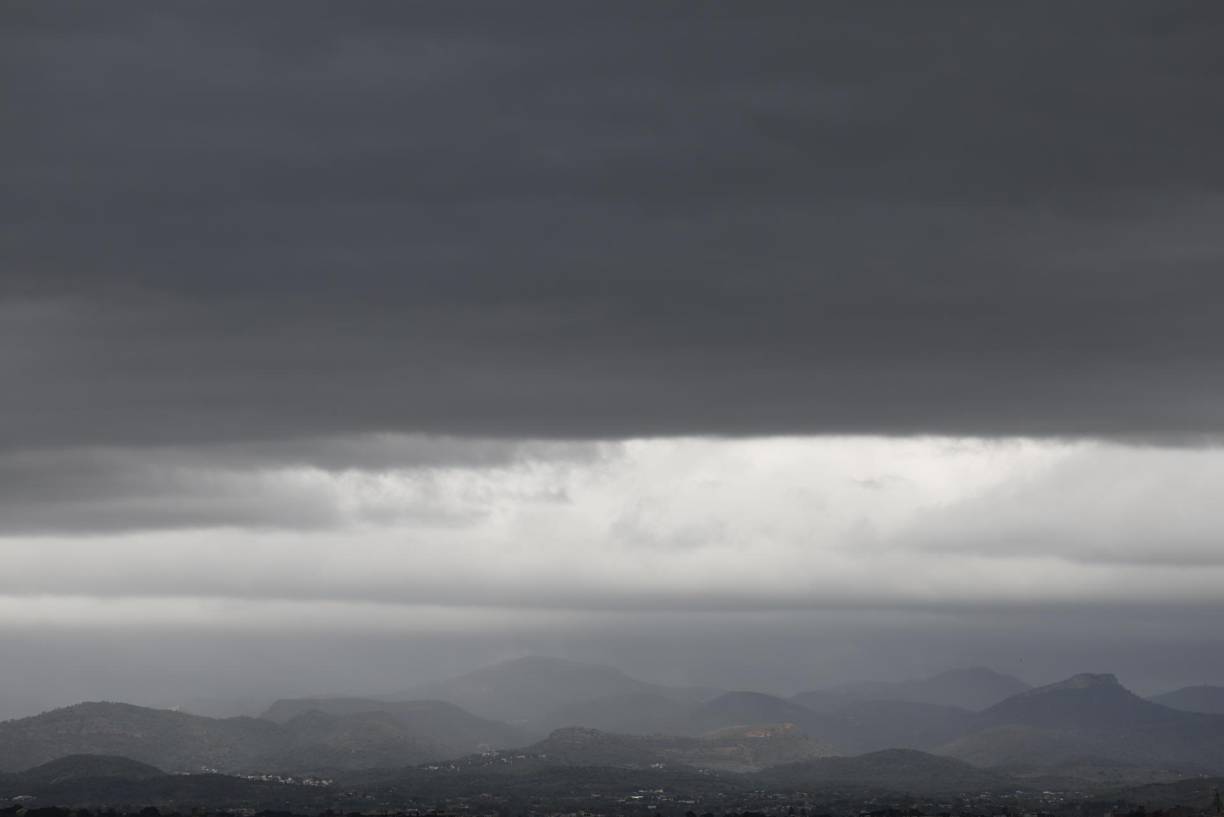 Las fuertes trombas de agua y granizo que se registran este miércoles en Málaga han causado inundaciones y la acumulación de grandes balsas en algunas de las principales avenidas de todos los distritos de la ciudad. 