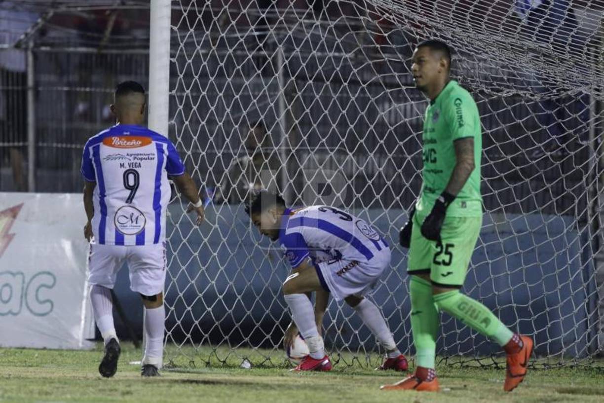 Victoria abrió el marcador a los 49 minutos con gol por la vía penal cobrado por Marcelo Canales. Un sector de sus aficionados se ilusionaban con la remontada.