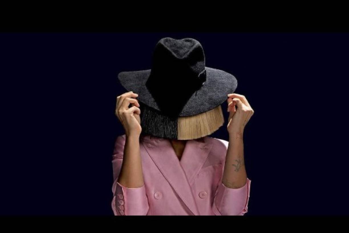 Pese a que el auge de las redes sociales ha acabado en gran parte con el misterio en torno a la identidad de la artista, resulta muy sencillo encontrar fotografías antiguas suyas o imágenes tomadas por los paparazzi.