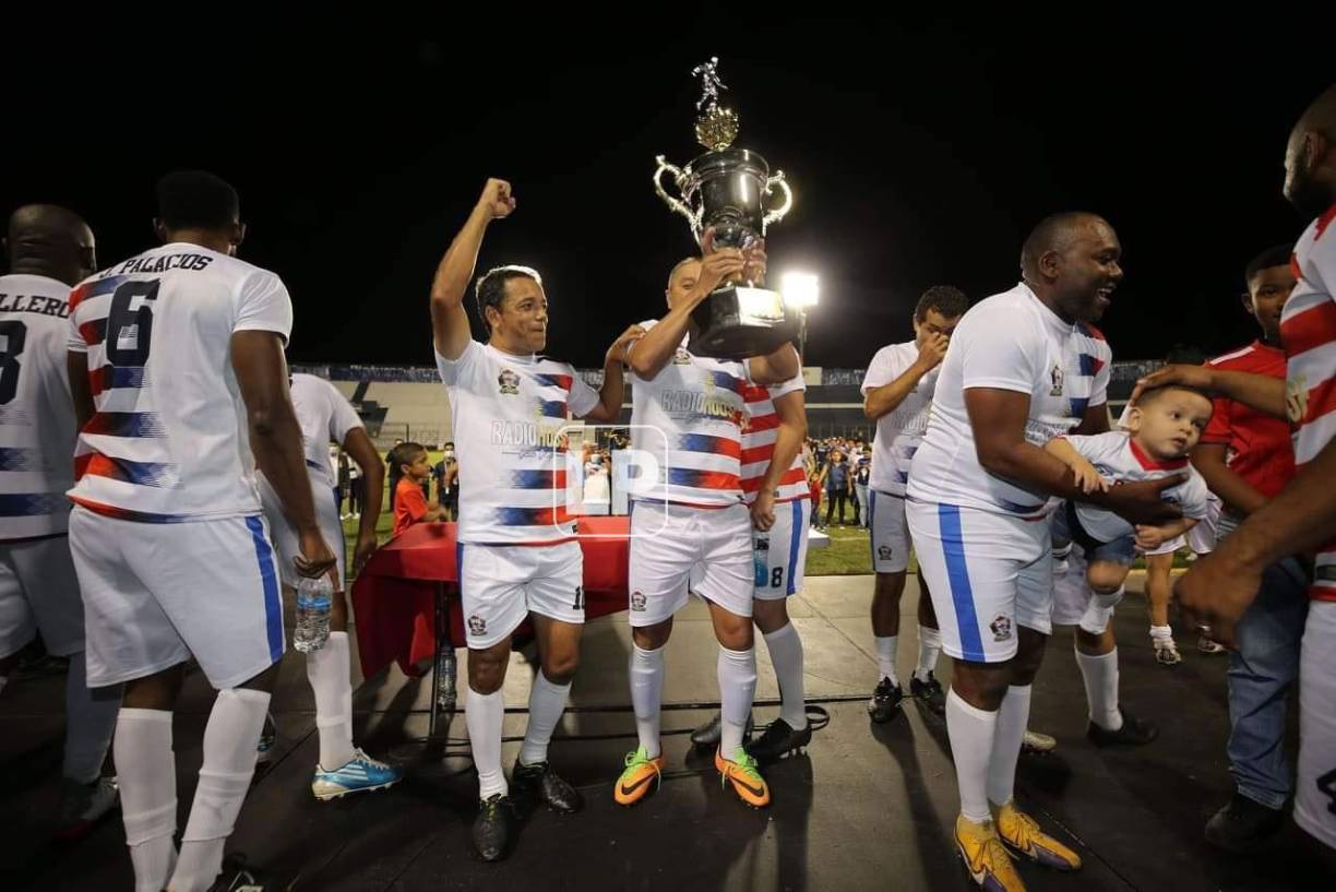 Wilmer Velásquez y Dani Turcios alzando el trofeo.