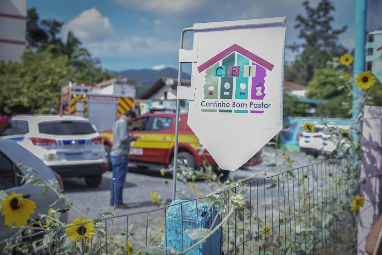 Las víctimas mortales son tres niños y una niña de hasta siete años de edad, según medios locales.