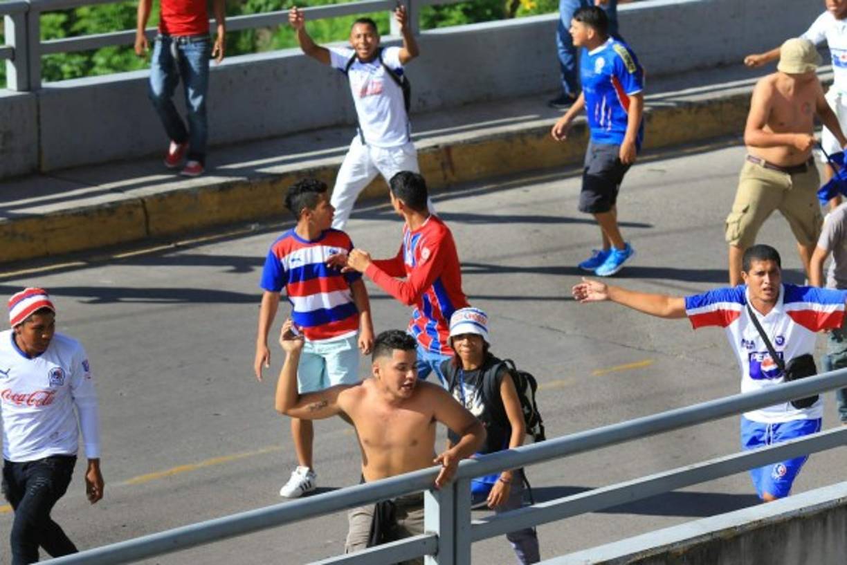 Los aficionados ambos equipo no respetaron ni a la Policía Nacional y se enfrentaron a pedradas en los alrededores del coloso.