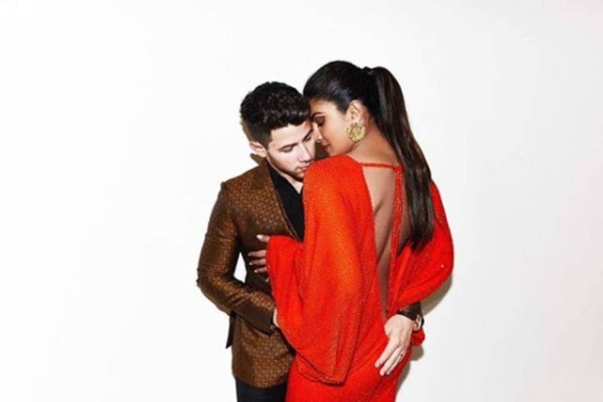 Esta imagen desató euforia entre los fans de la pareja, y es que el cantante colocó su mano en los glúteos de la actriz.