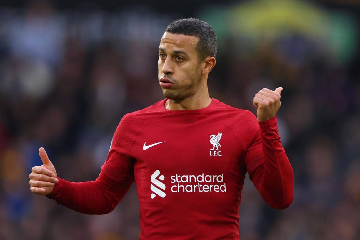 Según el diario británico Telegraph, el mediocentro español Thiago Alcántara estaría en venta en el Liverpool, después de la reciente incorporación del húngaro Dominik Szoboszlai. Le queda un año de contrato y, con 32 años, los reds no se plantean dejarle ir gratis. En Inglaterra afirman que cuenta con ofertas de la MLS y de Arabia.