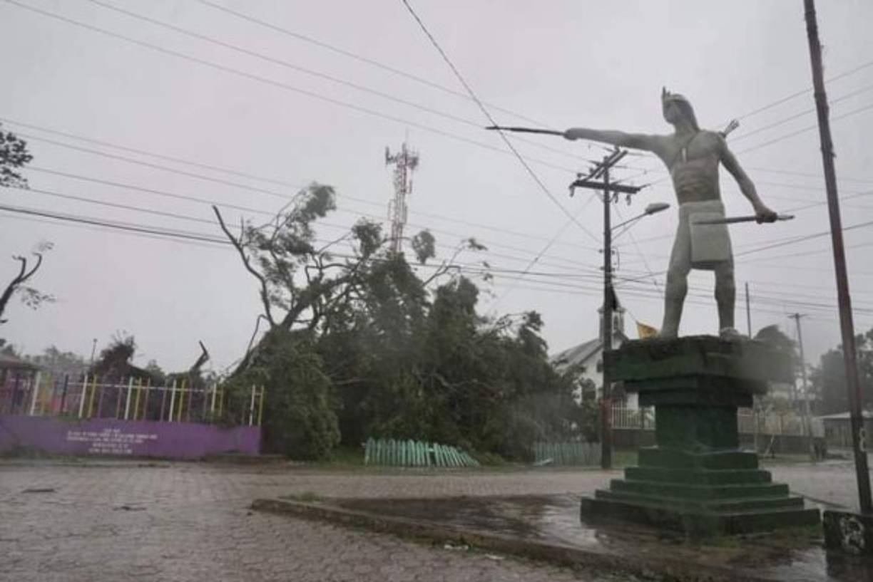 El huracán Eta tocó tierra esta mañana como huracán de categoría 4 la costa de del Caribe Norte de Nicaragua y cerca de la frontera con Honduras, con vientos de 230 km/h y fuertes lluvias que ya dejaban inundaciones, según fuentes oficiales.
