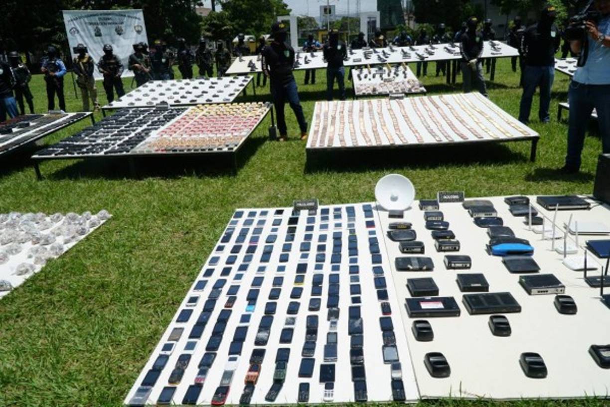 94 pistolas de diferentes calibres, 34 fusiles de asalto AK-47, AR15 y M16, una subametralladora, 34 granadas (M64, MK2 y una de humo), 779 municiones para fusiles y pistolas, 457 cargadores, 4 cargadores en forma caracol, 2 kilos de cocaína y 40 libras de marihuana.<br/>