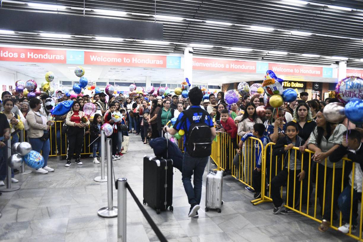 Los nervios y la emoción de quienes ansiaban ver a sus seres queridos salir por la puerta de llegada era palpable.