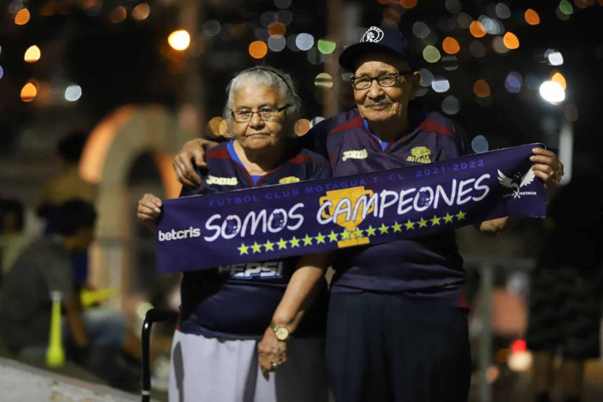 Y llegaron muy identificados con los colores y mensajes al Ciclón Azul. 