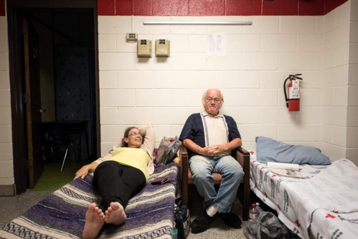 El ciclón se encontraba a 95 kilómetros de Wilmington, en Carolina del Norte, y se desplazaba a 9 km/h, agregó el NHC, que avirtió que impone 'una marejada ciclónica amenazante para la vida' y que 'la amenaza de inundaciones por las lluvias aumentará durante los próximos días'.