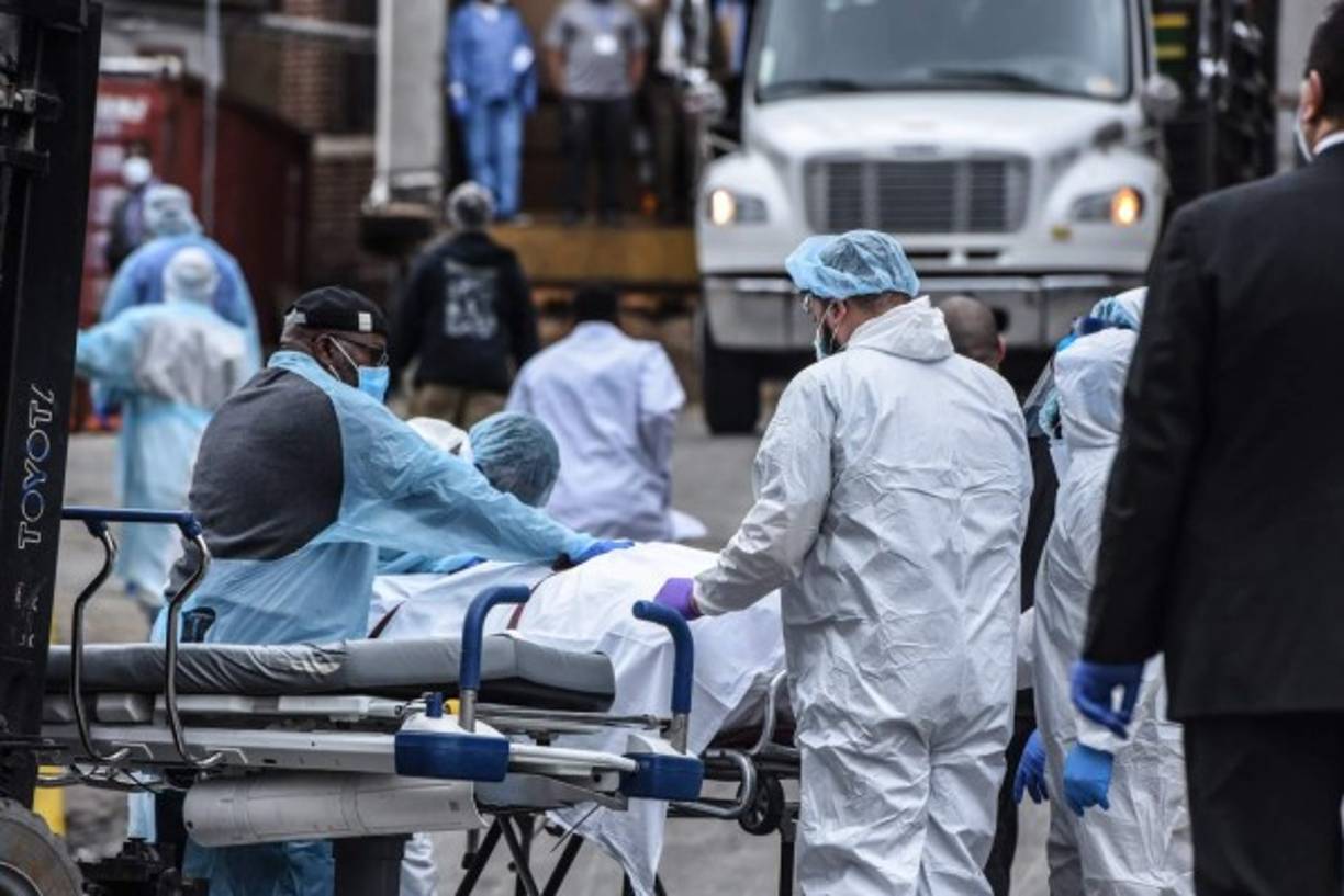 Fotógrafos y reporteros se apostaron este martes a las afueras del hospital de Brooklyn para constatar que los cuerpos de las víctimas del Covid 19 se estaban almacenando en estos camiones luego de que ayer se viralizara un escalofriante video que mostraba esta misma escena.