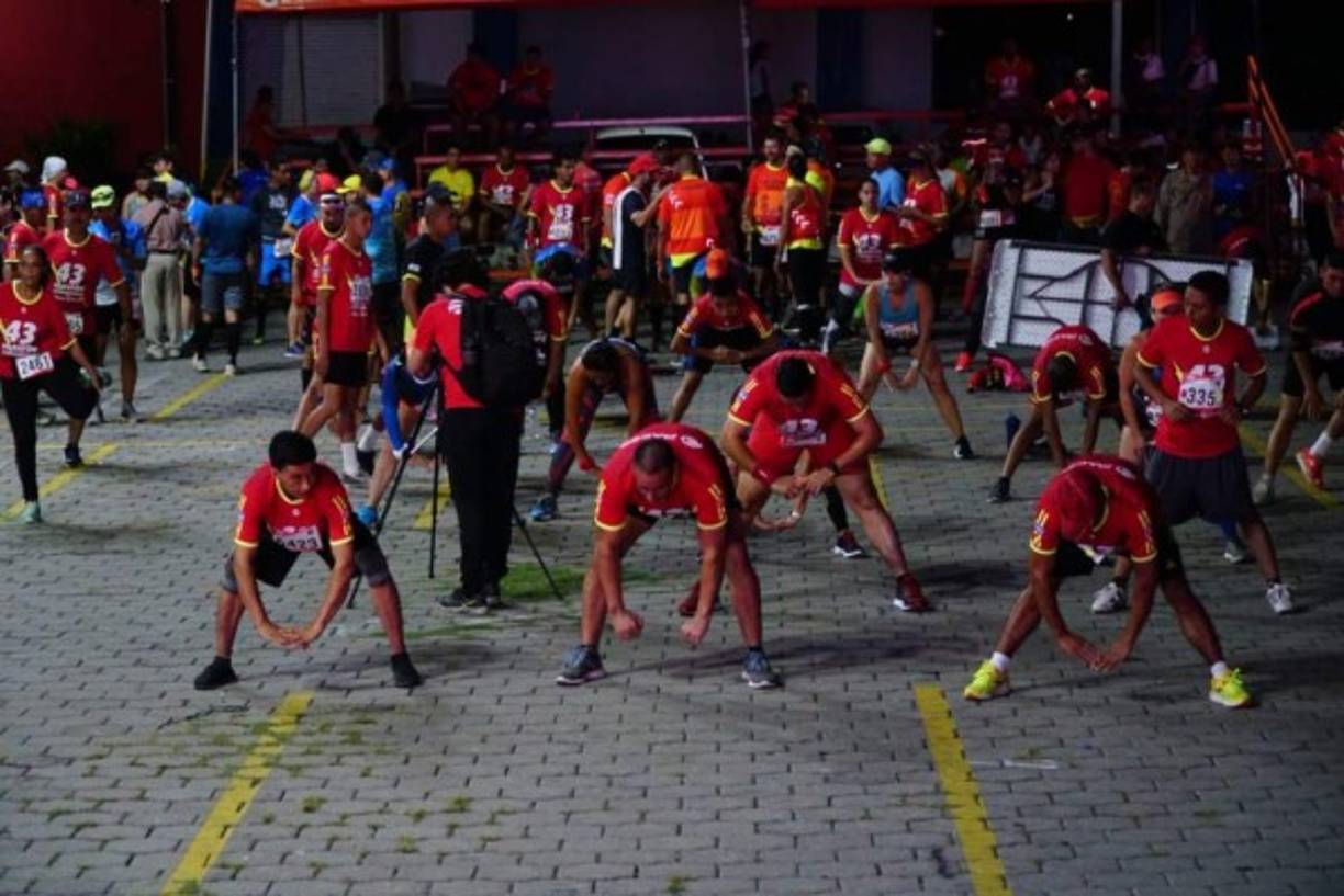 Previo al comienzo de la carrera, ellos realizaron sus respetivos estiramientos para evitar cualquier tipo de lesión.