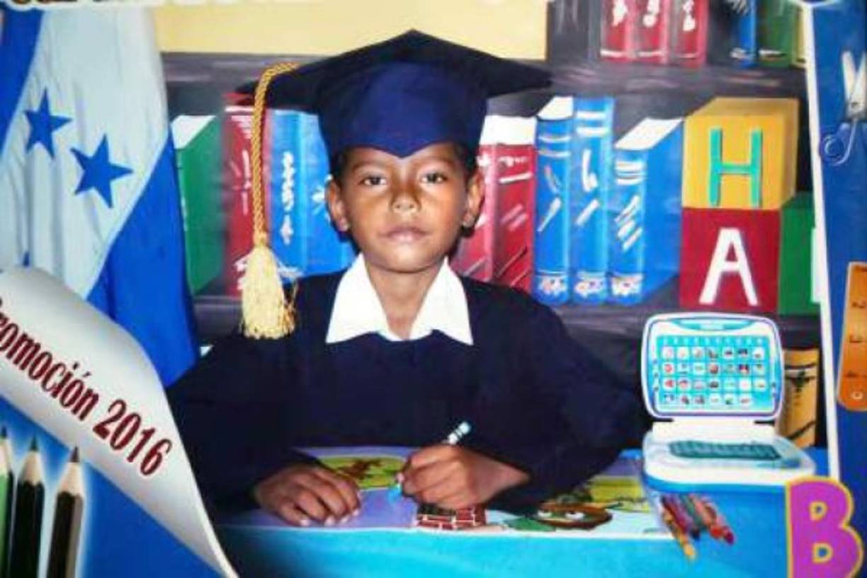 Un pequeño de siete años murió envenenado al ingerir insecticida para garrapatas pensando que era vitamina. La tragedia sucedió en la colonia San Antonio, del sector Chamelecón. La víctima fue identificada por sus familiares como Cristhian Alexander Castillo Guifarro (de 7 años). Nelda López es pariente del fallecido y relató que el pequeño fue a la casa de una tía, quien tenía el veneno para sus mascotas, pero el niño se llevó el frasco y se lo tomó pensando que era vitamina. El hecho ocurrió ayer a las 7:00 am, cuando Lourdes Carolina Guifarro, mamá del niño, trabajaba en la limpieza de la escuela República de Honduras, ubicada en el mismo sector de Chamelecón.