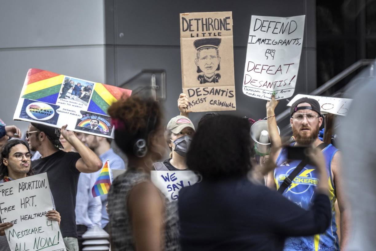 Un centenar de personas, la mayoría veinteañeros, se manifestaron este miércoles en Miami en contra del gobernador de Florida y ya oficialmente candidato a las primarias republicanas de 2024, Ron Desantis, al que tacharon de “fascista”. 