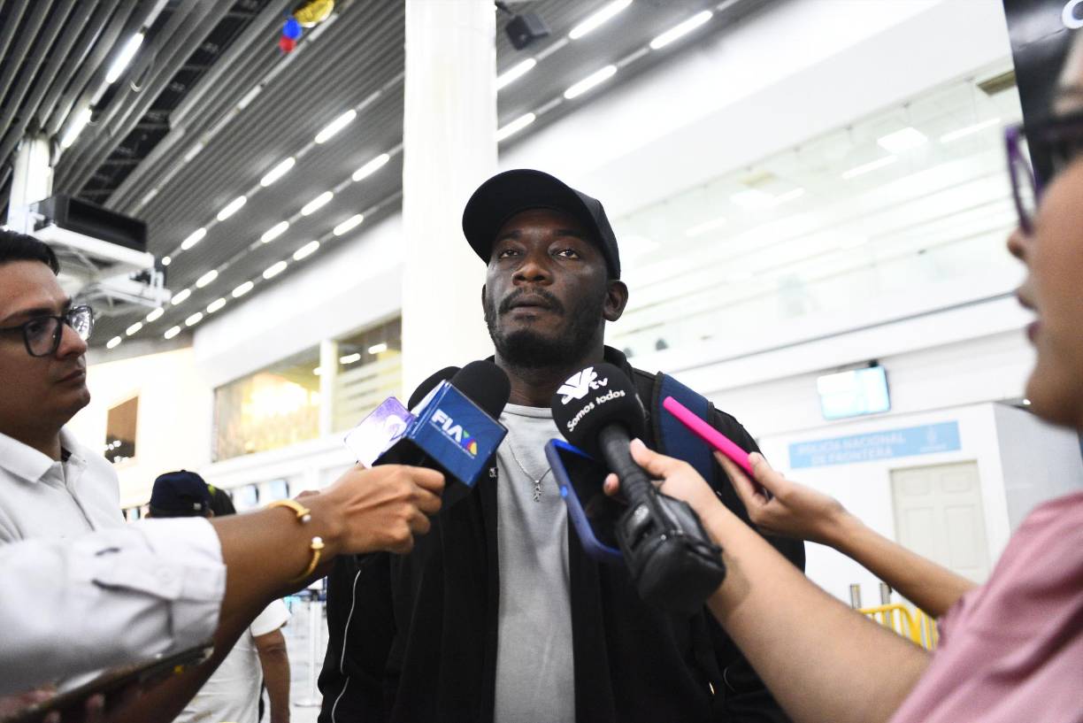 “Las decisiones son encontradas porque uno piensa ´si me tiro al agua, están los tiburones o algo más me puede atacar, pero la embarcación ya no era segura´”, dijo Figueroa.