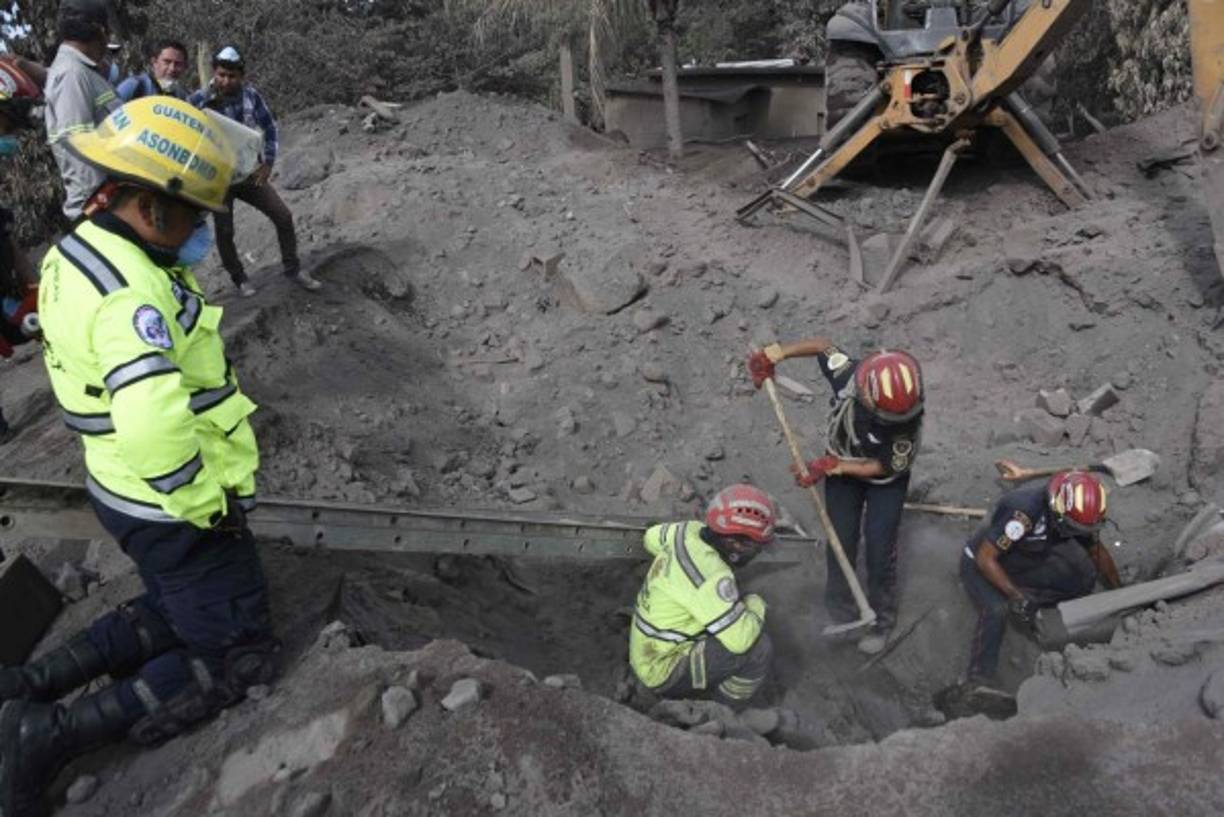 Los cuerpos de socorro, con sus propias manos, palas y picos, siguen levantando los escombros donde creen que hay casas soterradas. Las imágenes muestran desolación. Destrucción y tristeza.