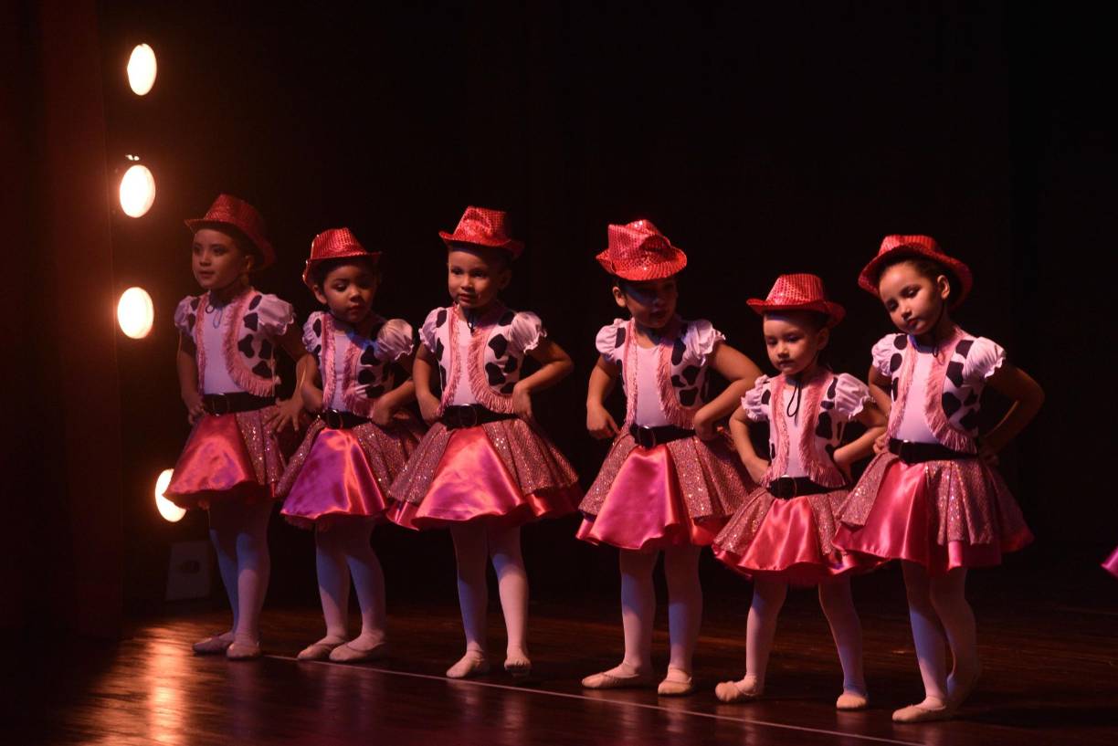 La Academia de Bellas Artes presentó exitosamente la premier de su espectáculo “Fast-Forward &amp; Rewind”, el cual fue un recorrido por las diferentes etapas de la historia, desde la era prehistórica y Clásica hasta la Contemporánea y la Moderna. Las estudiantes de los distintos niveles de tap, ballet y jazz deleitaron a los asistentes con sus coreografías magistrales. Las presentaciones continúan este 15 y 16 de junio en el Teatro José Francisco Saybe. En la fotografía, las niñas de “preprimary II” bailaron la canción “Wild West Cow Girls”.
