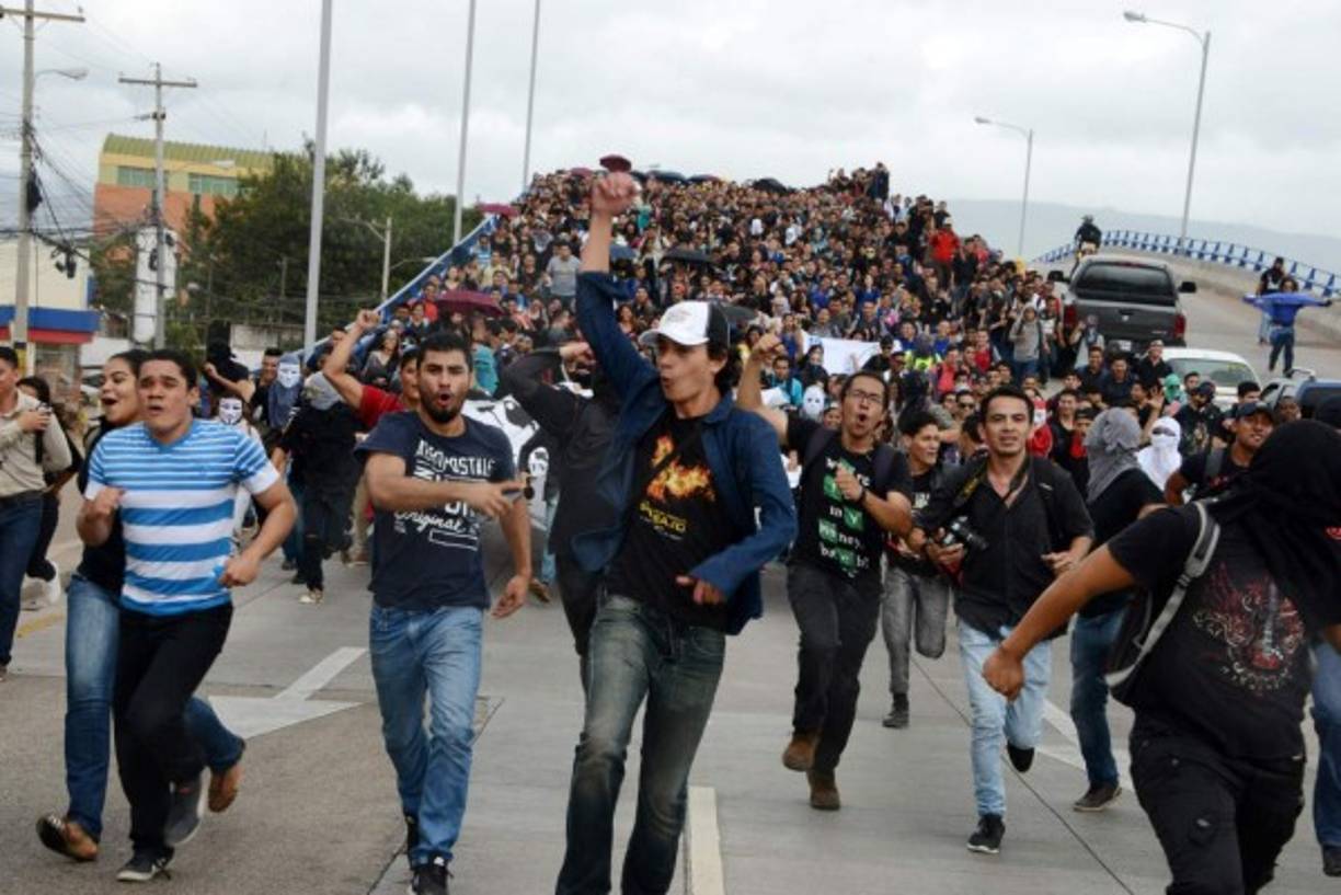 La dirigencia del Movimiento Estudiantil Universitario (MEU) puso como condición el retiro de las acusaciones de los tribunales y la conformación de una mesa mediadora, con personas externas a la universidad, que ayude a acercar a las dos partes. AFP