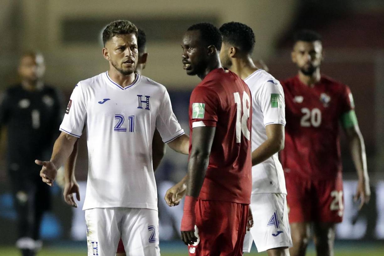 Raúl Marcelo Santos pidiendo calma a los jugadores panameños.