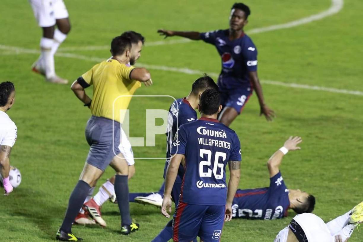 Luego llegó Rodrigo Saravia a empujar a Roberto Moreira por la patada que le había dado a su compañero.