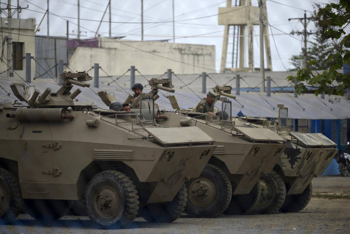 Militares incrementaron su pie de fuerza en el perímetro externo de la más importante penitenciaria del puerto ecuatoriano de Guayaquil tras la nueva masacre.