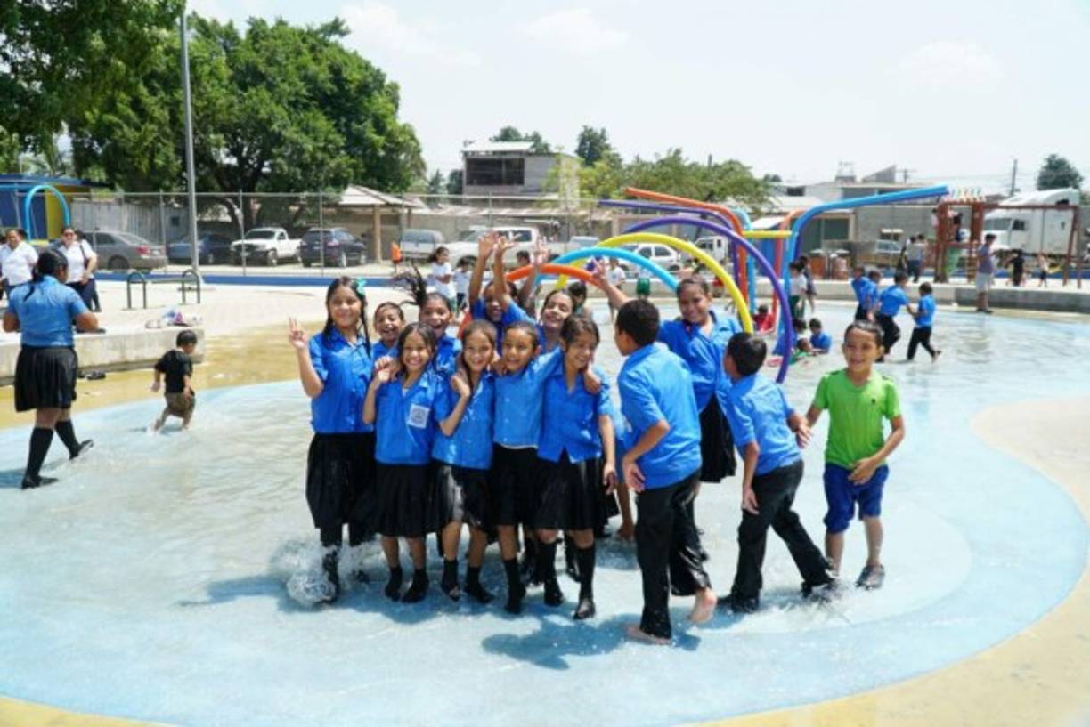 Este megaparque es el número 21 en San Pedro Sula que inaugura el presidente Juan Orlando Hernandez en compañía de ejecutivos de Gildan.<br/>