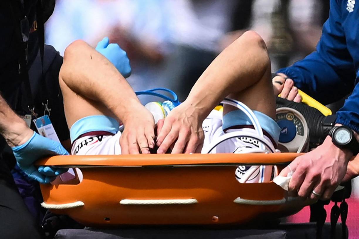 Después de casi cinco minutos de atención médica urgente, Westwood debió salir en camilla con un tubo de oxígeno para facilitar su respiración.