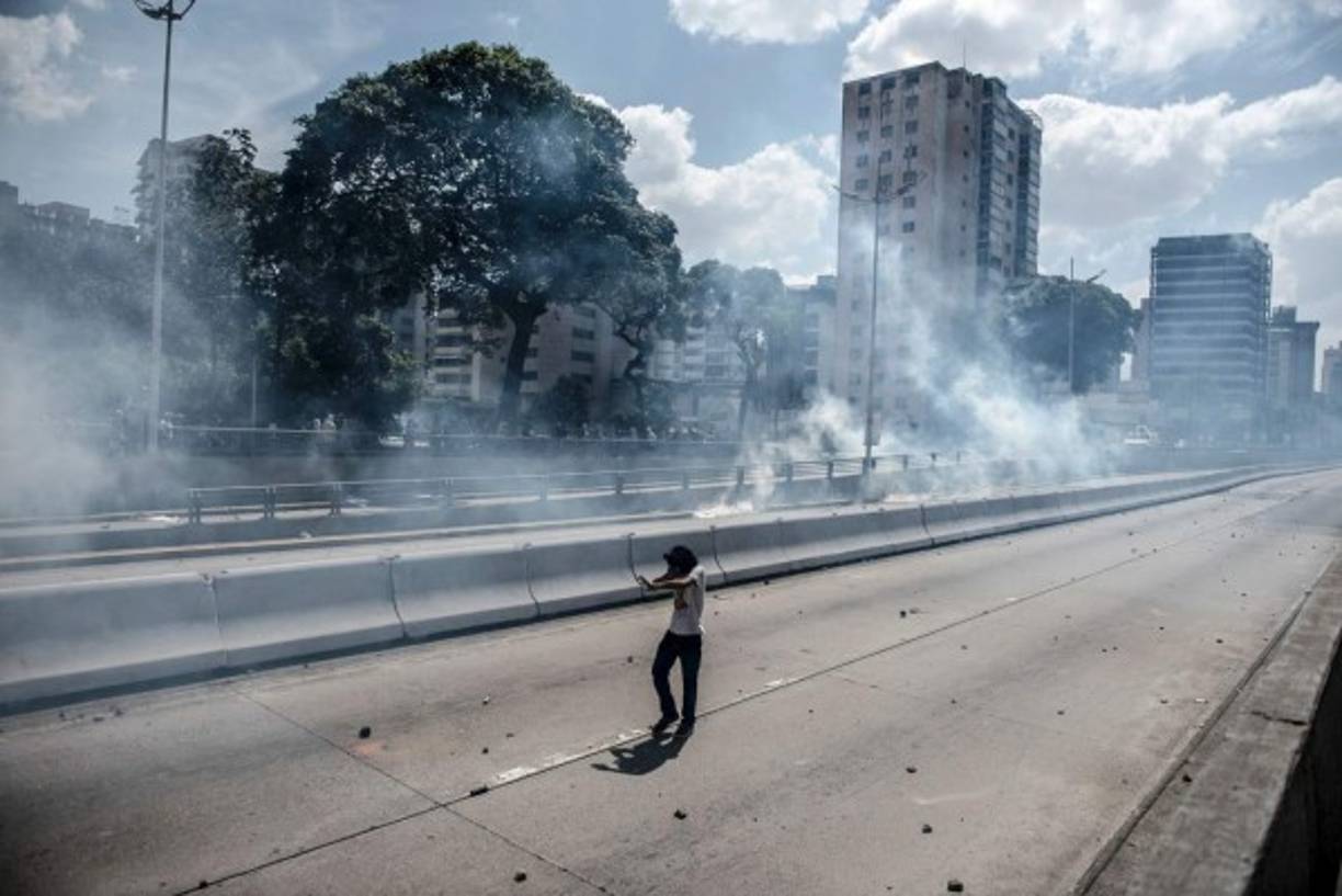 Las calles y vías de Caracas quedaron llenas de humo y gases lacrimógenos.