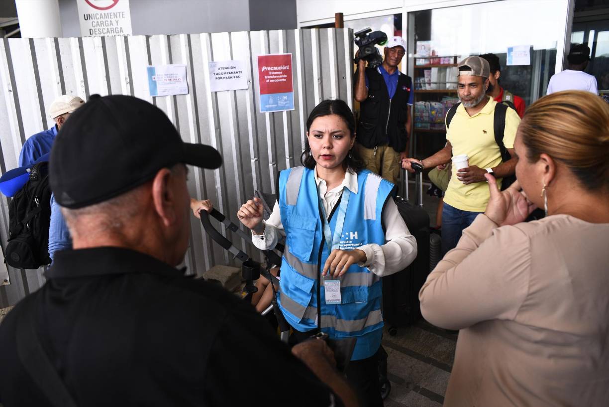 Y es que a partir del 15 de julio del presente año, los viajeros que utilicen el aeropuerto internacional Ramón Villeda Morales de San Pedro Sula, solo podrán ingresar con un acompañante a la terminal aérea, si desean despedirse.