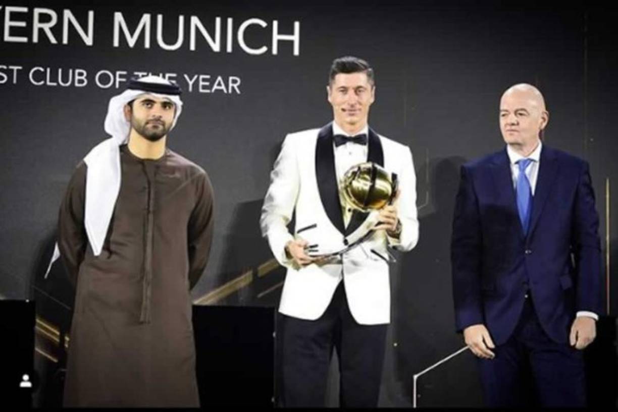 Robert Lewandowski con el premio al mejor jugador del año.