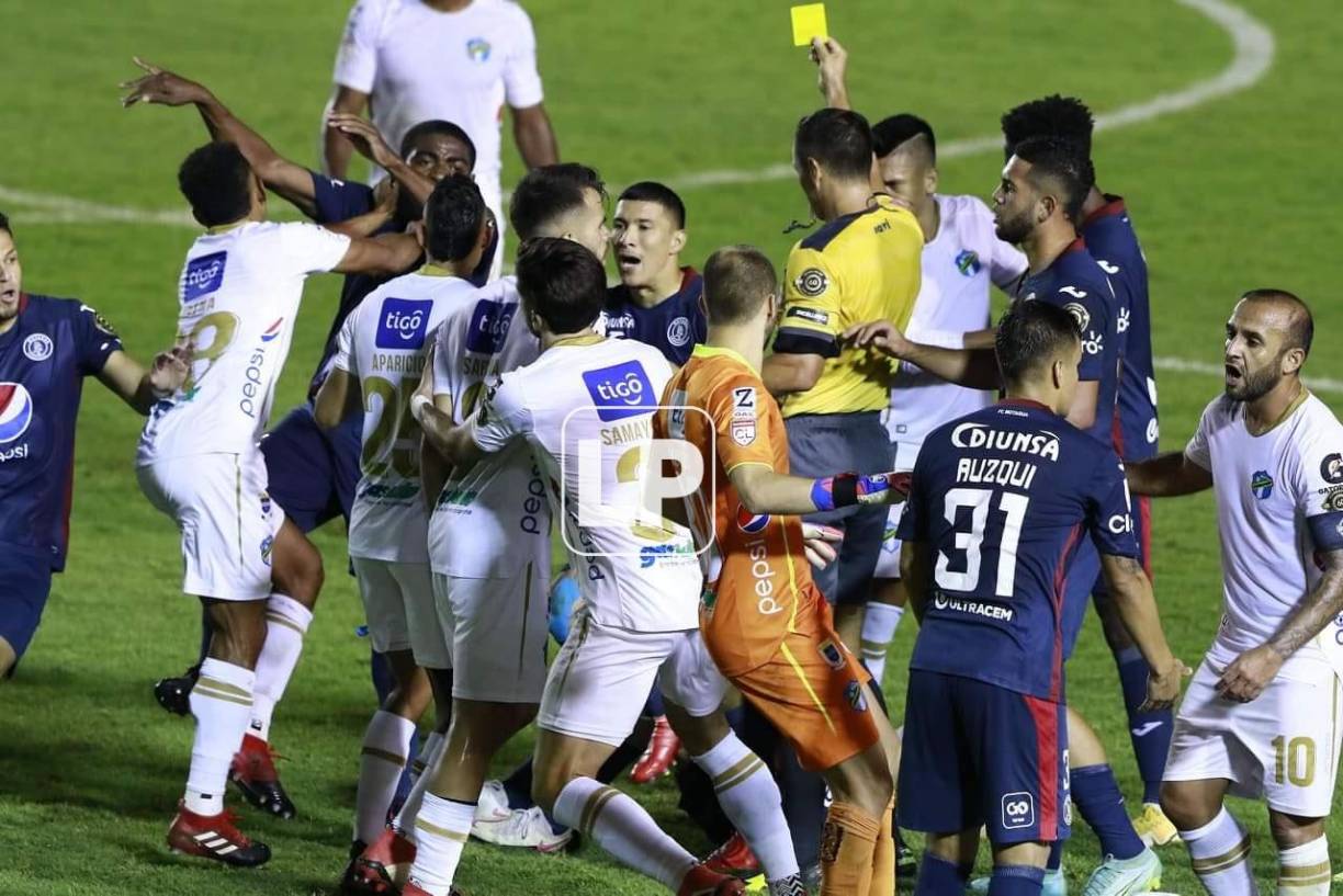 Ahí empezó la tremenda pelea entre los jugadores de Comunicaciones y Motagua.