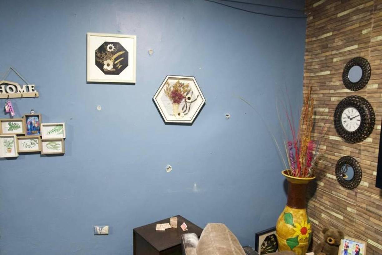 El criminal disparó tanto en la parte exterior como en la interior de la vivienda.