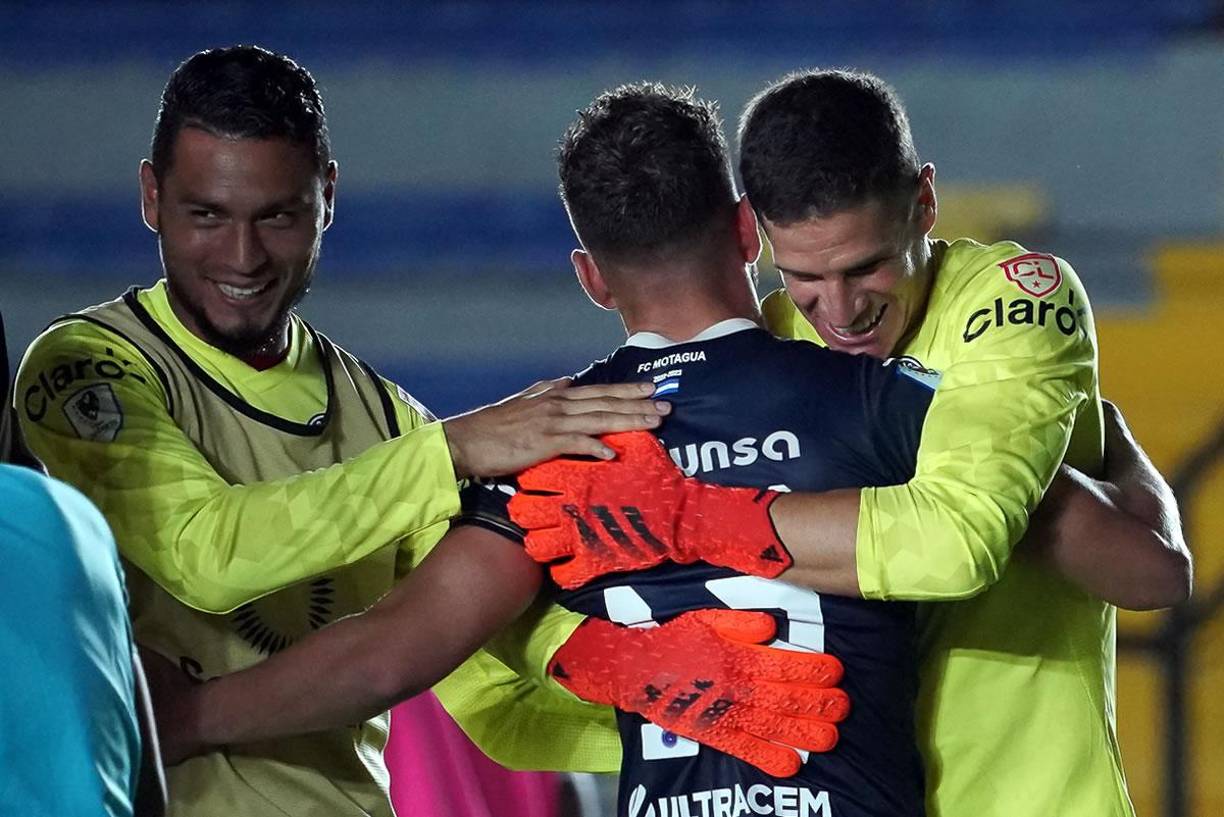 Jonathan Rougier fue felicitado por sus compañeros tras clasificar al Motagua a semifinales de Liga Concacaf. 