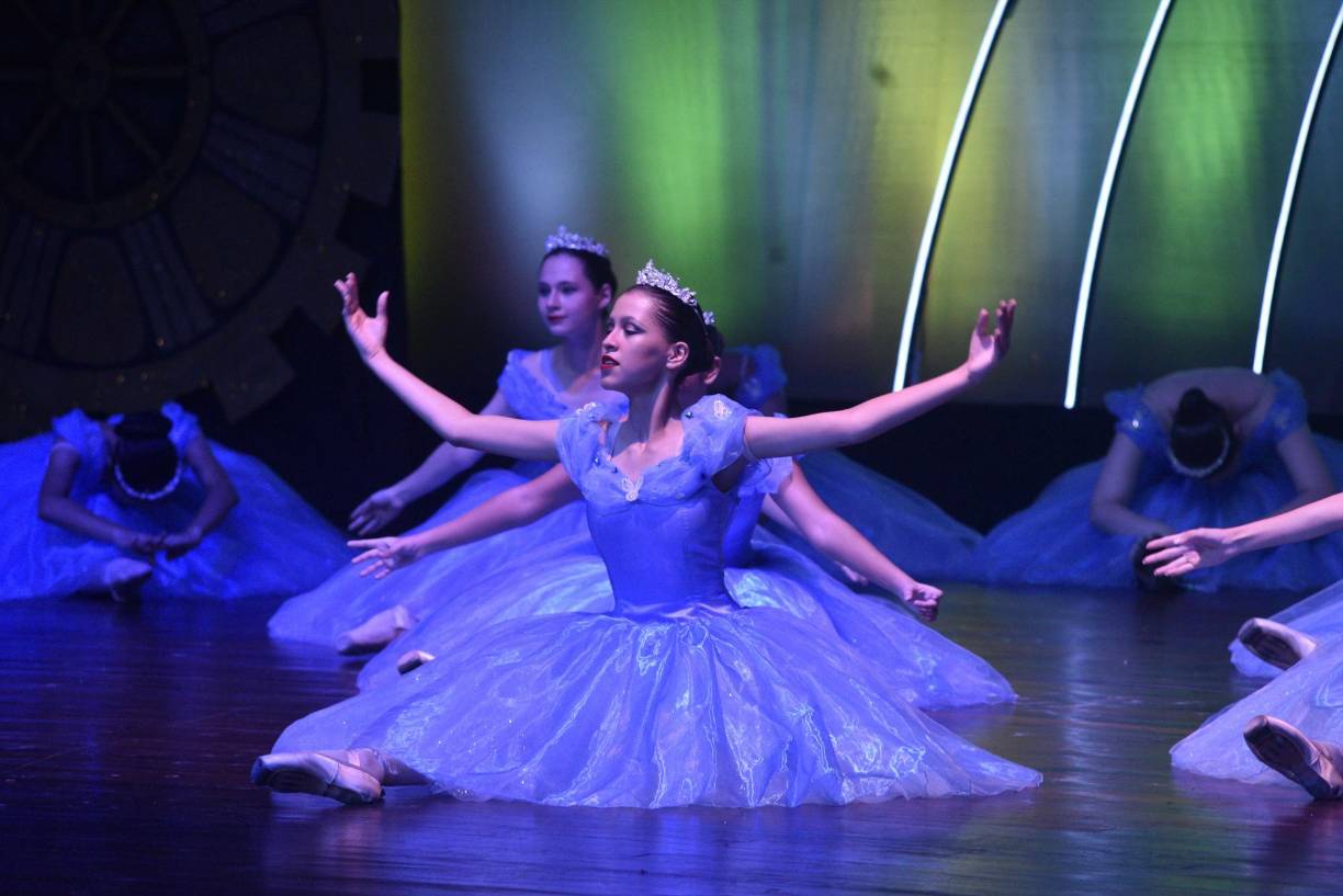 Quinto y sexto grado de ballet se presentó a lo grande, obteniendo la ovación del público asistente.