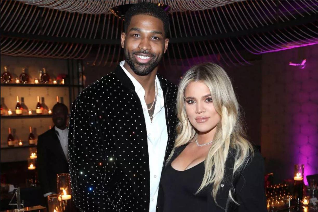 La relación de la pareja se fracturó aún más en diciembre de 2021 cuando la modelo Maralee Nichols dio la bienvenida a su hijo Theo y demandó a Tristan Thompson por manutención infantil. Una prueba de paternidad reveló más tarde que la estrella del baloncesto era el padre del niño.