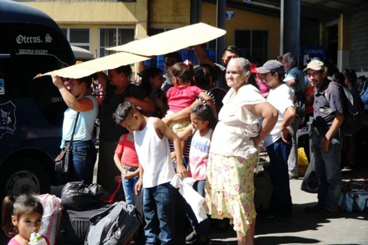Los viajeros esperaron hasta dos horas para abordar un bus que los llevara sus pueblos.